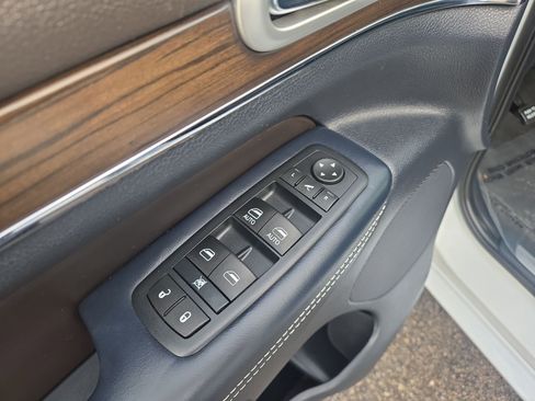 Used 2016 Jeep Grand Cherokee Overland image 12