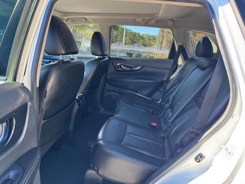 Used 2019 Nissan Rogue SL w/ Premium Package image 12