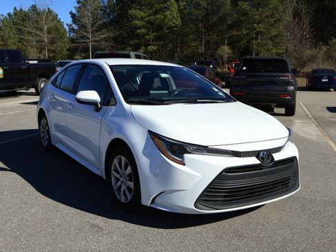 Used 2024 Toyota Corolla LE image 3