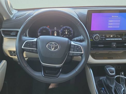 Used 2025 Toyota Highlander Limited FWD image 12