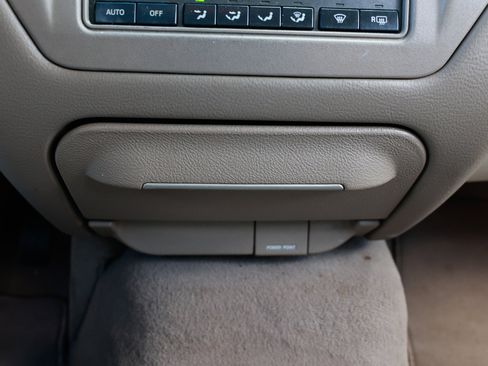 Used 2003 Lincoln Town Car Signature image 38