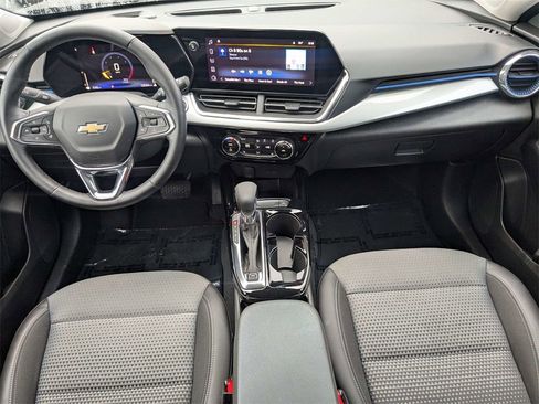 Used 2025 Chevrolet Trax LT w/ LT Convenience Package image 16