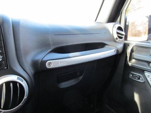 Used 2016 Jeep Wrangler Unlimited Rubicon w/ Connectivity Group image 82