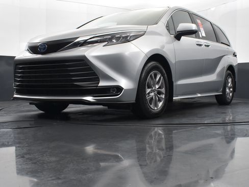 Used 2025 Toyota Sienna XLE FWD image 36