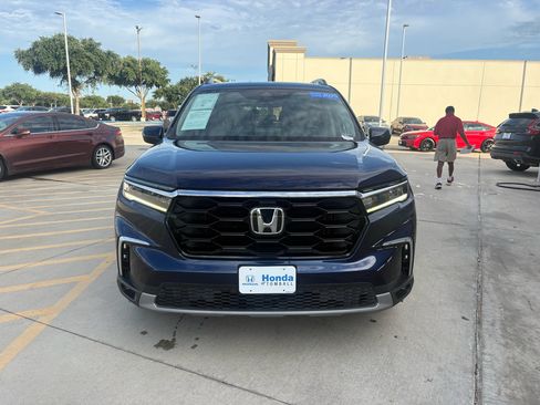 Certified 2025 Honda Pilot Touring image 3
