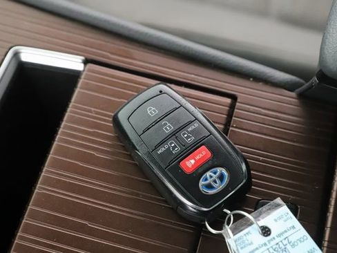 Used 2024 Toyota Sienna LE image 19