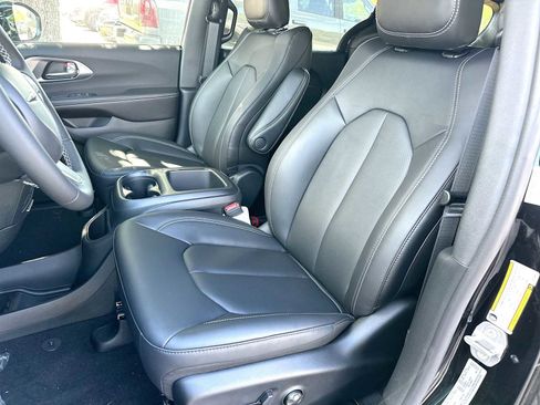 New 2026 Chrysler Pacifica Select image 17