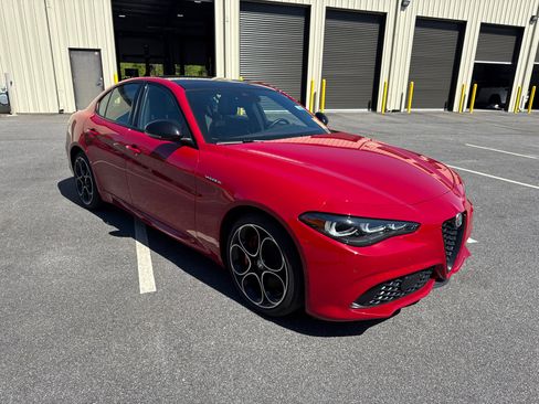 Used 2024 Alfa Romeo Giulia Veloce AWD/4WD image 3