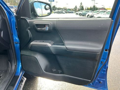 Used 2017 Toyota Tacoma TRD Sport w/ Exterior Package AWD/4WD image 27