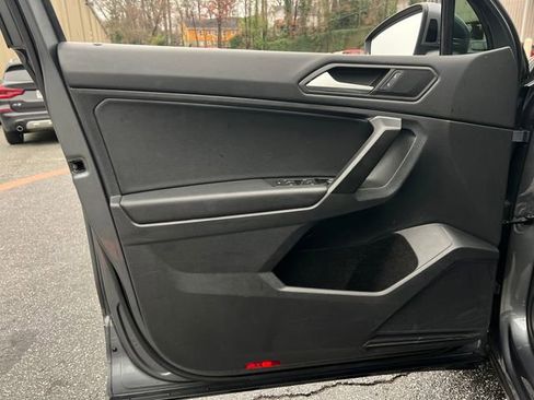 Used 2021 Volkswagen Tiguan SE w/ Panoramic Sunroof Package image 10