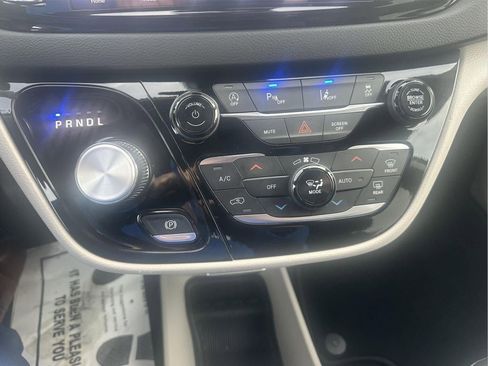 Used 2024 Chrysler Pacifica Touring-L image 27