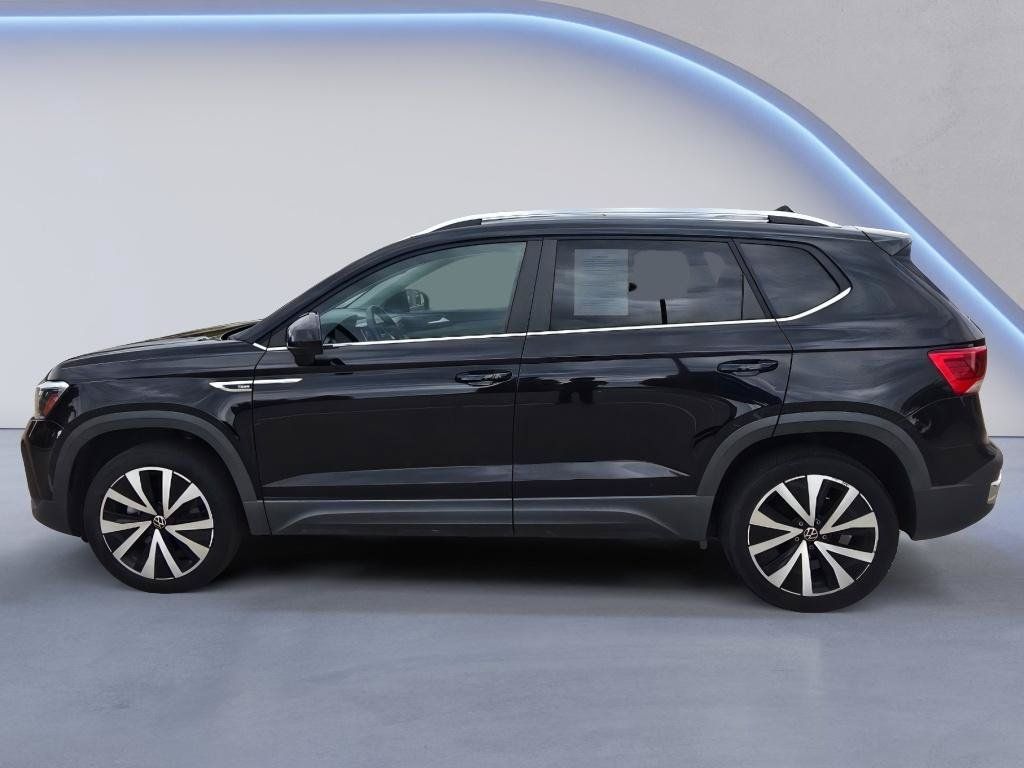 Used 2023 Volkswagen Taos SE w/ Panoramic Sunroof Package FWD image 2
