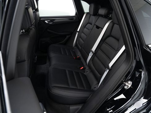 Certified 2025 Porsche Macan AWD/4WD image 29