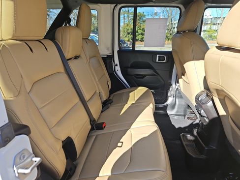 Used 2018 Jeep Wrangler Unlimited Sahara image 17