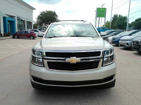 Used 2016 Chevrolet Suburban LT RWD image 3