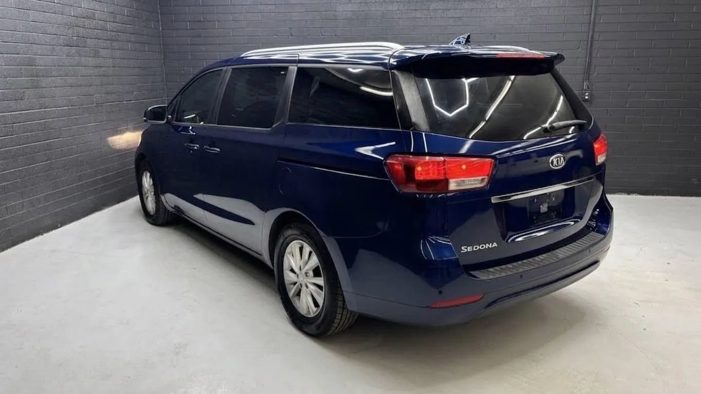 Used 2016 Kia Sedona LX w/ Option Group 020 FWD image 3