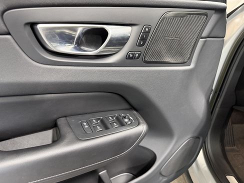 Used 2023 Volvo XC60 B5 Ultimate w/ Climate Package FWD image 11