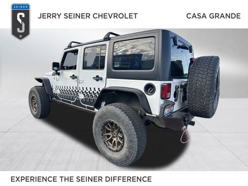 Used 2015 Jeep Wrangler Unlimited Rubicon w/ Connectivity Group AWD/4WD image 1