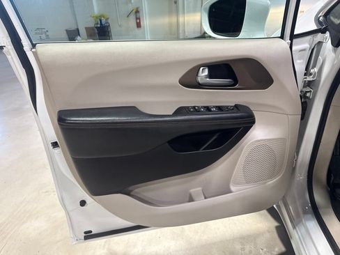 Used 2017 Chrysler Pacifica Touring-L FWD image 28