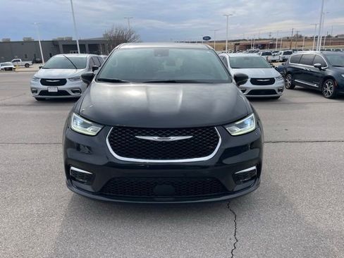 Used 2024 Chrysler Pacifica Touring-L image 3