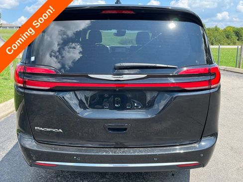 Used 2024 Chrysler Pacifica Touring FWD image 7