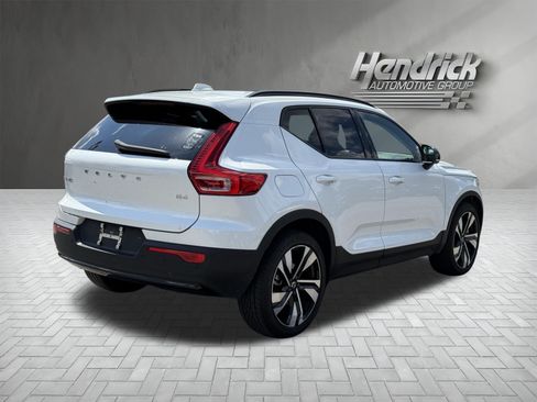 Used 2023 Volvo XC40 B4 Plus w/ Climate Package FWD image 9