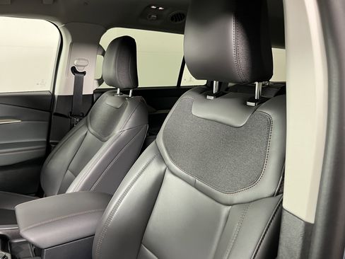 Used 2025 Ford Explorer Active w/ Active Comfort Package image 17