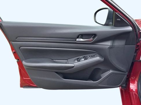 Used 2024 Nissan Altima 2.5 SV image 11