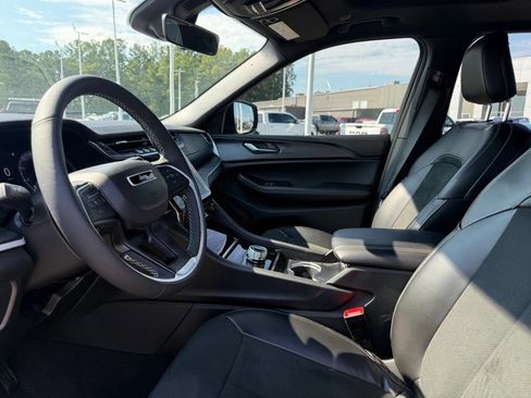 Used 2025 Jeep Grand Cherokee Altitude RWD image 4