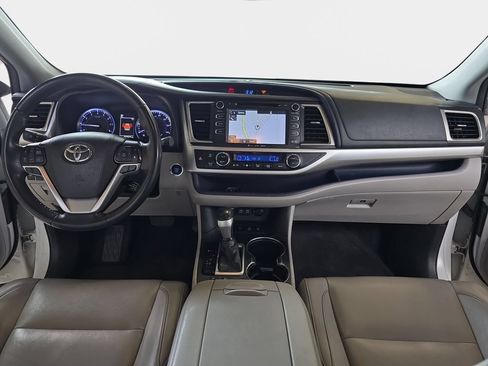 Used 2019 Toyota Highlander XLE w/ Carpet Mat Package (TMS) AWD/4WD image 10