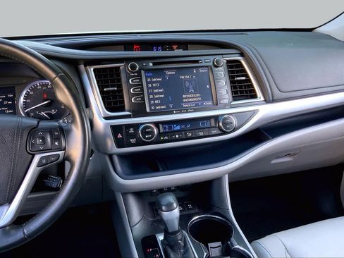 Used 2018 Toyota Highlander XLE AWD/4WD image 7