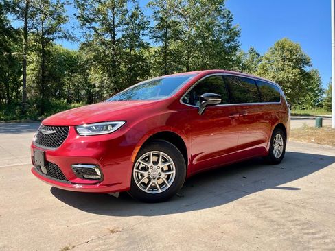 New 2026 Chrysler Pacifica Select image 1