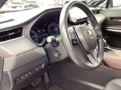 Used 2021 Toyota Venza Limited w/ Advanced Technology Package image 11