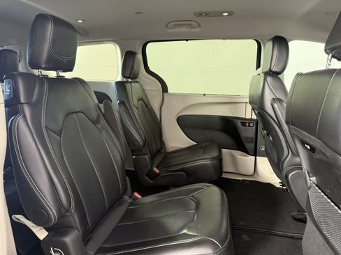 Used 2024 Chrysler Pacifica Touring-L FWD image 13