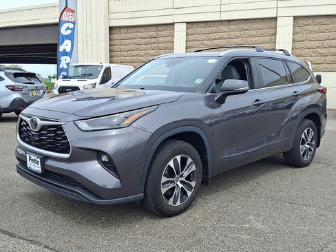 Used 2023 Toyota Highlander XLE AWD/4WD image 1