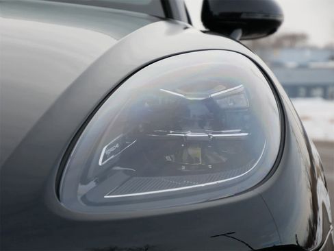 Used 2025 Porsche Macan image 6