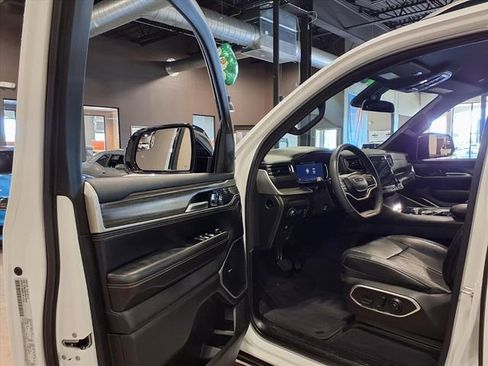 Certified 2024 Jeep Wagoneer Series II w/ Flexible Seating Group image 14