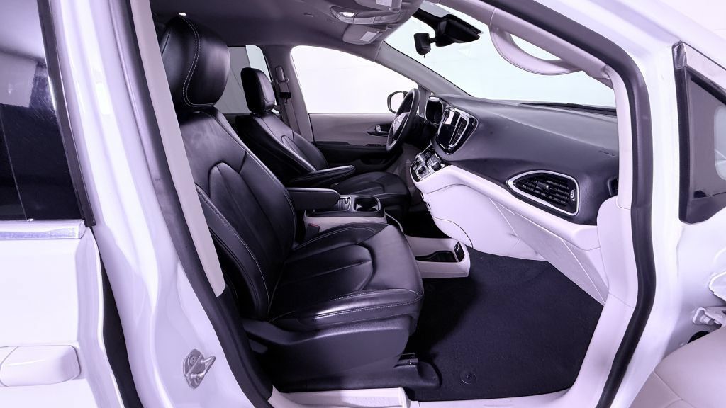Used 2023 Chrysler Pacifica Touring-L FWD image 23