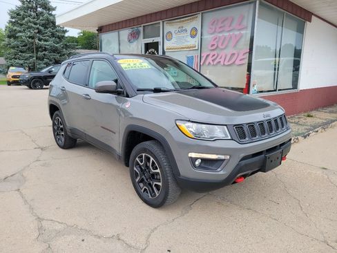 Used 2019 Jeep Compass Trailhawk w/ Cold Weather Group AWD/4WD image 3