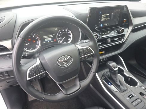 Used 2025 Toyota Highlander LE image 14