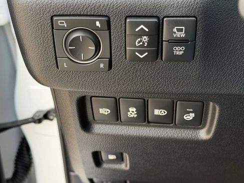 Used 2023 Lexus GX 460 Luxury w/ Accessory Package AWD/4WD image 29