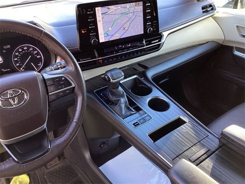 Certified 2021 Toyota Sienna Platinum image 31