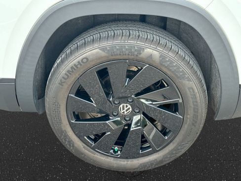Used 2024 Volkswagen Atlas Cross Sport SE w/ Panoramic Sunroof Package FWD image 20