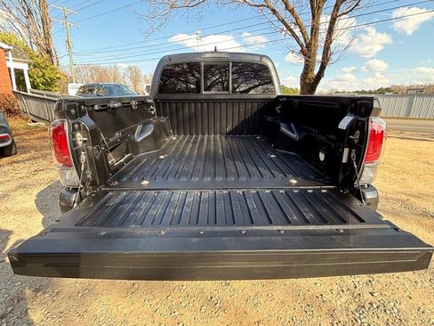 Used 2016 Toyota Tacoma Limited w/ Exterior Package image 24