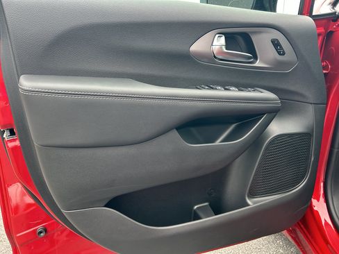 New 2026 Chrysler Pacifica Select image 21