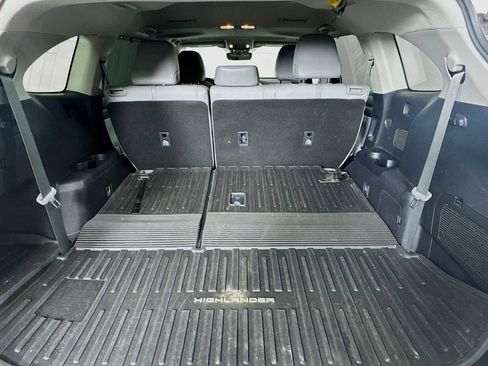 Used 2020 Toyota Highlander XLE image 24