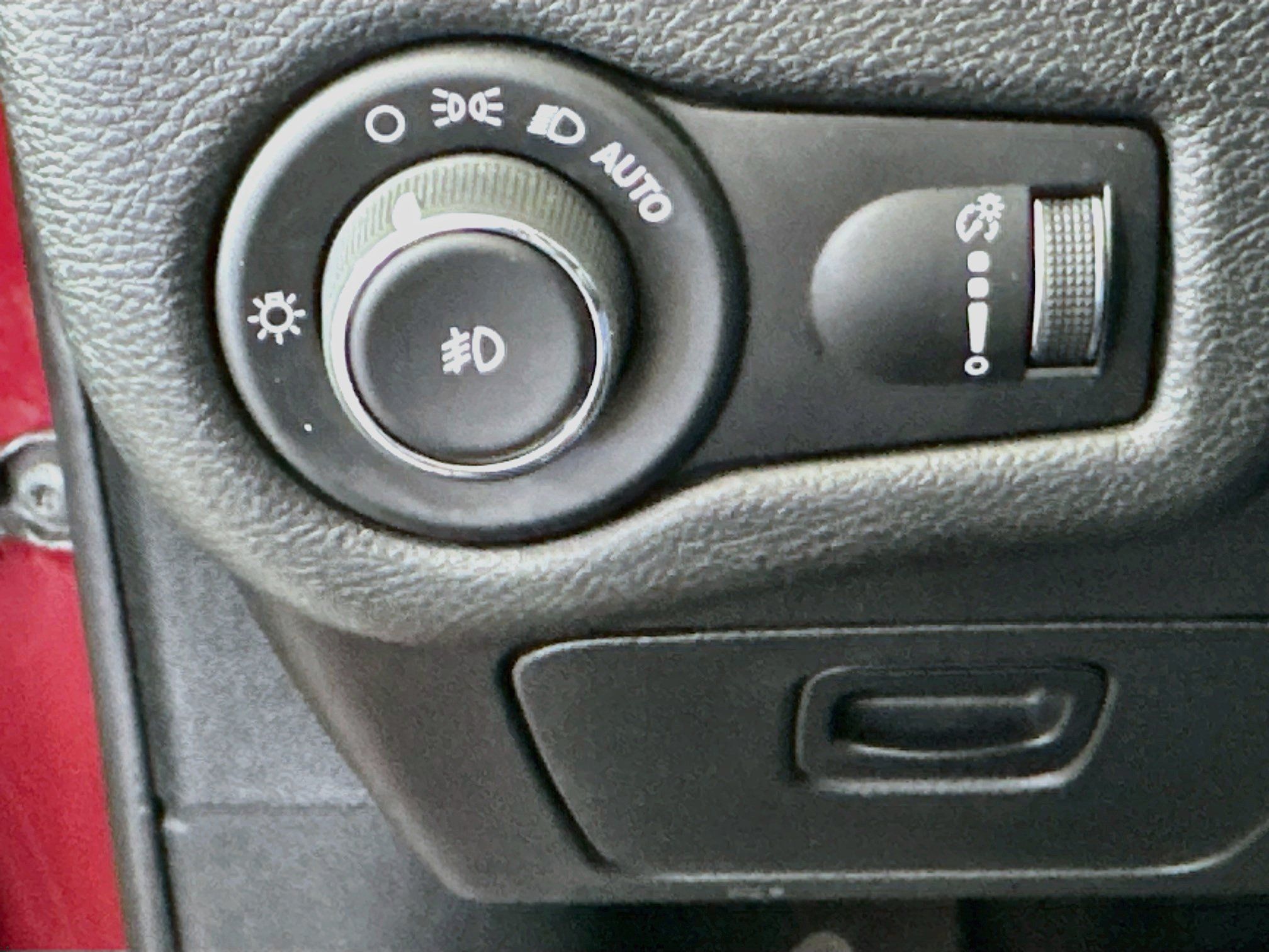 Used 2019 Jeep Cherokee Latitude w/ Popular Appearance Group FWD image 17