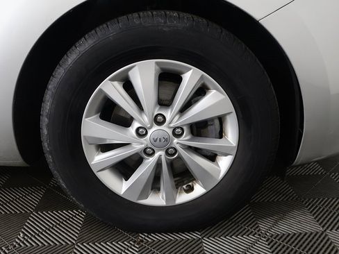 Used 2016 Kia Sedona LX image 17