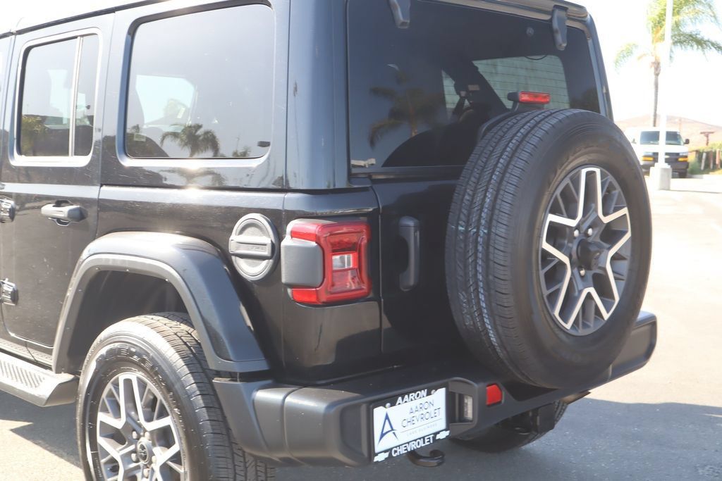 Used 2024 Jeep Wrangler Unlimited Sahara AWD/4WD image 16