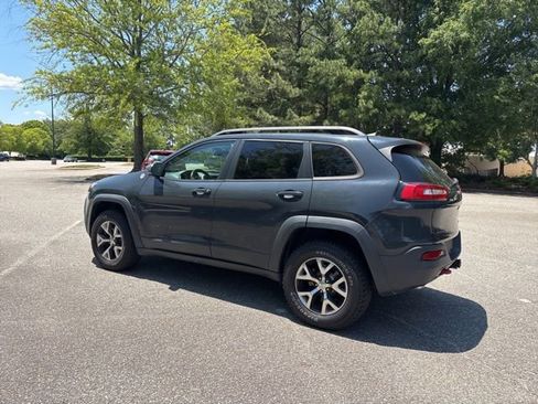 Used 2017 Jeep Cherokee Trailhawk AWD/4WD image 3